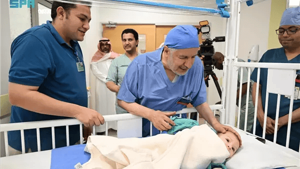 عملية فصل التوأم المصري في مستشفى الملك عبد الله