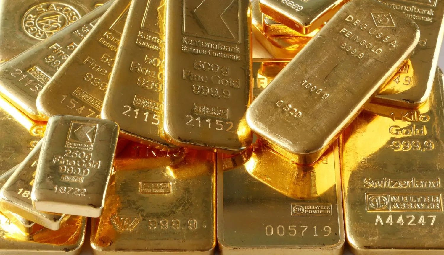 ماذا يحدث لسعر الذهب اليوم مع استمرار التوترات الجيوسياسية؟