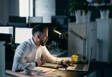 تخصصات معدل 15 علوم تجريبية 2025: الأكثر طلباً ومستقبلاً في سوق العمل